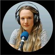 Futura graduada en periodismo que imparte clases a estudiantes de primaria, ESO y bachillerato.