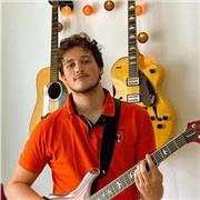 Etudiant au conservatoire; Je donne des cours de guitare acoustique et électrique sur Paris, pour les débutants de tous les âges