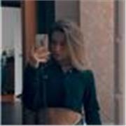 Ragazza con diploma di maturità al liceo scientifico