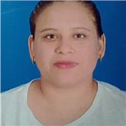 Profesora que imparte clases a niños de todas las edades