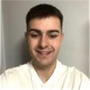 Estudiante que ha superado bachiller y que tiene facilidad para explicar inglés hasta el nivel de bachiller