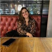 Laureata in ricerca biotecnologica in medicina insegna biologia e scienze ai ragazzi delle medie e liceo (classico e linguistico) sia in italiano che inglese