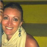 Esperto contabile impartisce lezioni di ragioneria a studenti di istituti tecnici superiori