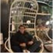 Profesor de tenis que imparte clases a nivel principiante, intermedio y avanzado, enfocado en niños, adultos y jóvenes