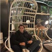 Profesor de tenis que imparte clases a nivel principiante, intermedio y avanzado, enfocado en niños, adultos y jóvenes