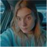 Studentessa di ingegneria matematica impartisce lezioni di matematica a studenti delle scuole superiori e medie