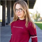 Nachhilfelehrerin für Chemie und Physik, die alle Altersgruppen unterrichtet.