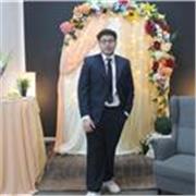 Profesor de informática que está en aprendizaje constante dirigido a estudiantes de primaria y ESO