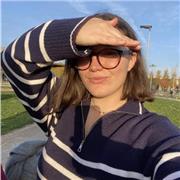 Profesora de inglés, formación en diferentes métodos, estudios universitarios en educación.