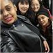 Profesora de ingles imparte clases a niños de todas las edades