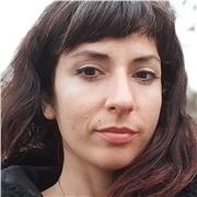 Dottoressa in lettere moderne, con triennale in lingue e letterature europee.