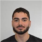 Soy un joven con nivel avanzado de inglés y experiencia en conversaciones reales con hablantes nativos