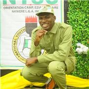 A Creative drawing tutor specializing in character design and storytelling, offering personalized lessons for beginners