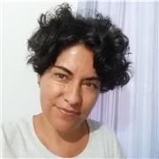 Profesora de filosofia imparte clases a jovenes