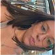 Profesora de primaria que ayuda de manera dinámica y divertida 