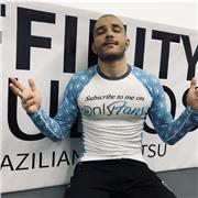 Profesor de jiu jitsu brasilero imparte clases de defensa personal