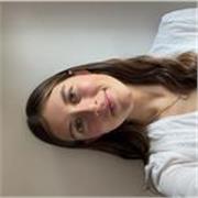 Chica joven con el titulo C1 cambridge en ingles y con un bachillerato americana completado.