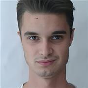 Persona en posesión del Master de educación y el grado de historia. Además también con el título del MAT.