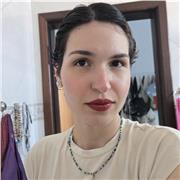 Professora particular de inglês com experiência em aulas personalizadas online e presenciais para todas as idades
