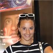 Profesora de inglés imparte clases a niños de todas las edades