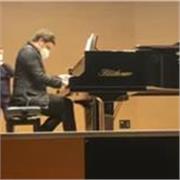 Profesor titulado de piano imparte clases a todas las edades