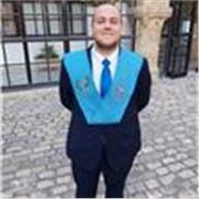 Profesor titulado en Historia y Geografía, y Arte.