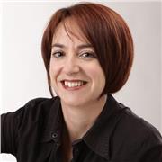 Profesora de diseño gráfico, diseño web y editorial.