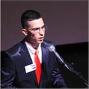 Insegnante multilingue diplomato in lingue europee con esperienza per educazione di livello medio e superiore.