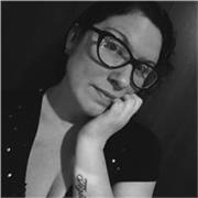 Profesor de español imparte clases a niños