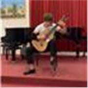 Guitarrista profesional de música clásica con muchas ganas y entusiasmo