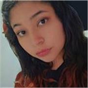 profesora de comprensión lectora imparte clases a niños de nivel primario