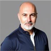 Soy diseñador multidisciplinar, estratégico y director creativo, con experiencia de diferentes sectores.