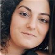 Studentessa in medicina impartisce lezioni di scienze