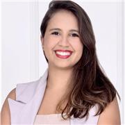 Professora de Direito com experiência em lecionar durante a faculdade