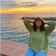 Docente impartisce lezioni a studenti/esse dalle elementari fino a liceo/istituto superiore