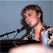 Singer-Songwriter gibt Gesangsunterricht für junge Künstler*innen die ihre Stimme noch finden wollen