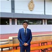 Profesor de matemáticas básicas imparte clases a niños