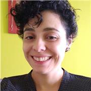 Profesora que dicta clases a Universitarios, egresados o titulados