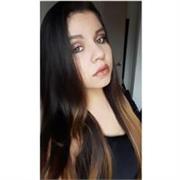 Me defino como una profesora dinámica, paciente y cercana, que adapta cada clase al ritmo y necesidades del estudiante. 