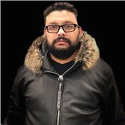 Maestro de música con énfasis en guitarra eléctrica con 18 años de experiencia como interprete, arreglista y docente de guitarra eléctrica/acústica, canto, batería, piano, bajo, bandola y ukelele. Manejando grupos de niños y adultos y clases personalizada