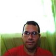 Profesor de primaria y secundaria imparte clases a niños de todas las edades