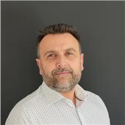 Professeur donnant des cours particuliers à des Collegiens