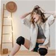 Danseuse professionnelle loufoque et pleine d'énergie donne cours de danse et d'expression corporel