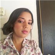 profesora de ciencias naturales imparte clases a jovenes de primaria y bachillerato