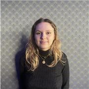 donne des cours de droit et le modèle de la fac