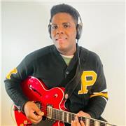 Soy Profesor de guitarra, doy clases de guitarra en una iglesia para personas iniciadas de todas las edades