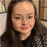 Soy una chica joven con el Grado de Educación Infantil y me encanta trabajar y enseñar a los más peques.