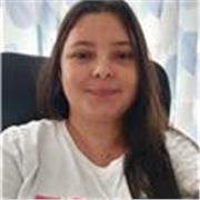 Profesora de Español imparte clase a niños de primaria