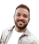 Maestro imparte clases a niños/as en la etapa de educación primaria y secundaria