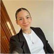 Profesora titulada con más de 10 años de experiencia 